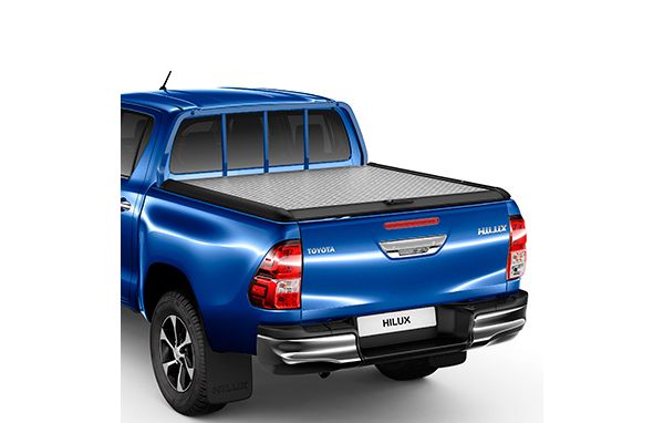 Laderaumabdeckung auf einem blauen Hilux, aus Aluminium 