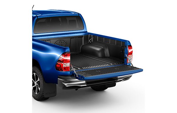 Detailansicht vom Heckklappenschutz auf einem blauen Hilux