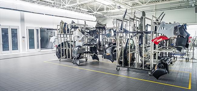 Schnące elementy blacharskie na wieszakach w warsztacie