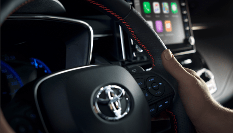 Zbliżenie skórzanej kierownicy Toyoty.