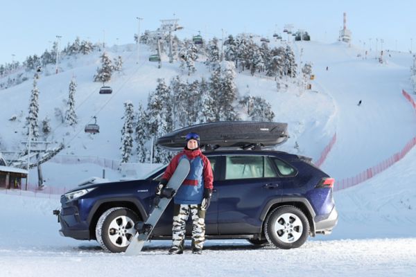 Lumilautailija Matti Suur-Hamari ja Toyota RAV4