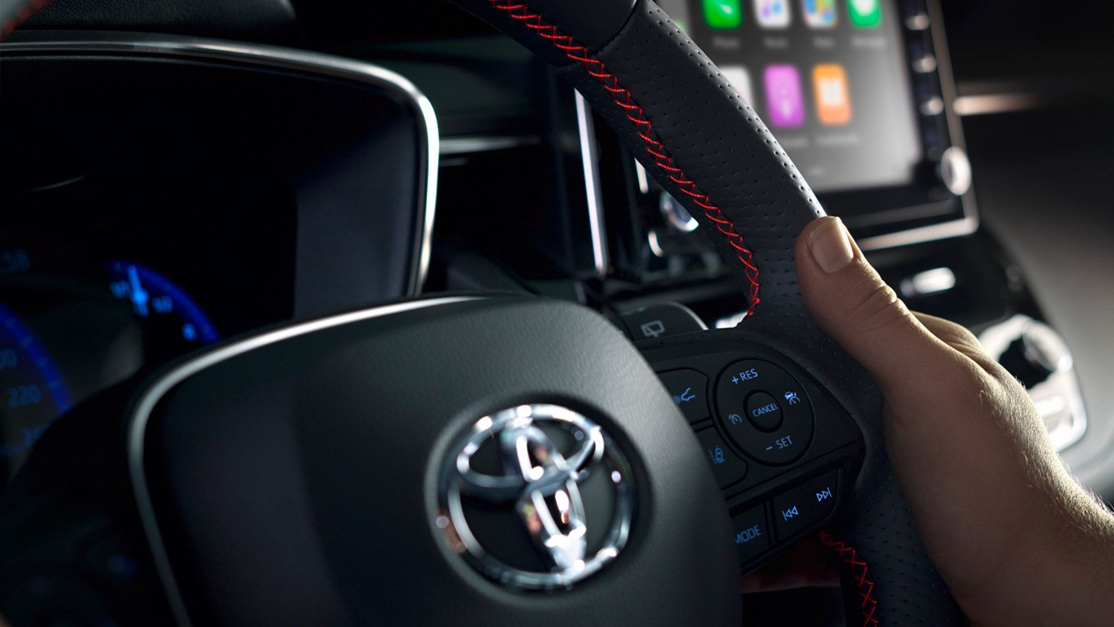 Zbliżenie skórzanej kierownicy Toyoty.