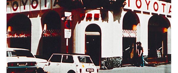 Foto aus den 70er-Jahren: Außenansicht einer Geschäftsstelle von Toyota Frey, davor Personen und parkende Autos