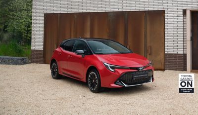 Garaj önünde park halindeki yeni RAV4