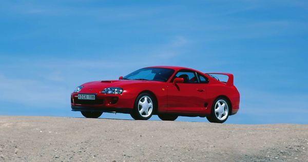 Roter Toyota Supra Oldtimer steht in der Sonne