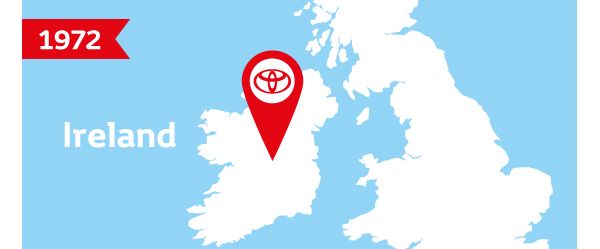 Illustration: Umrisse Irlands in Hellblau beschriftet mit „Ireland“, darauf ein roter Pin mit Toyota Logo und links oben die Jahreszahl „1972“
