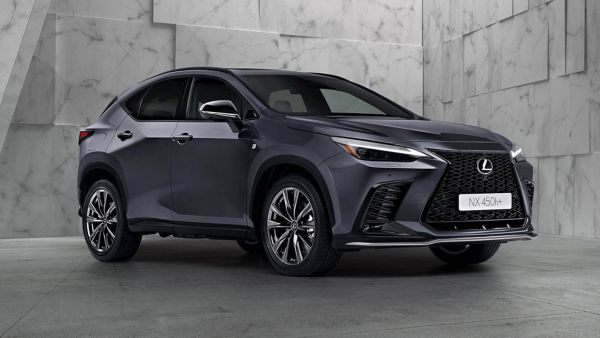 Lexus NX steht in einem Raum in Marmor-Optik