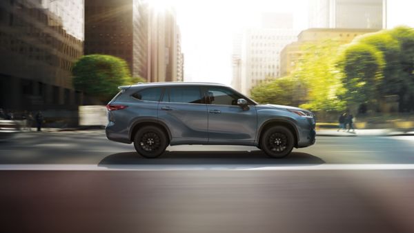 רכב SUV של טויוטה במבט צד