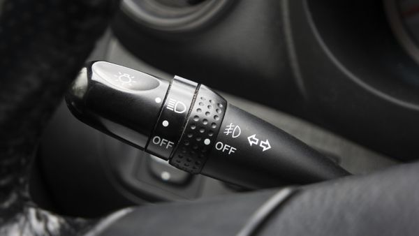 Nahaufnahme eines Multifunktionshebels im Auto mit Symbolen zur Einstellung der Fahrzeugbeleuchtung