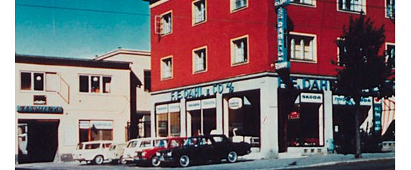 Foto aus den 70er-Jahren: Außenansicht einer Geschäftsstelle von F.E. Dahl & Co., davor parkende Autos
