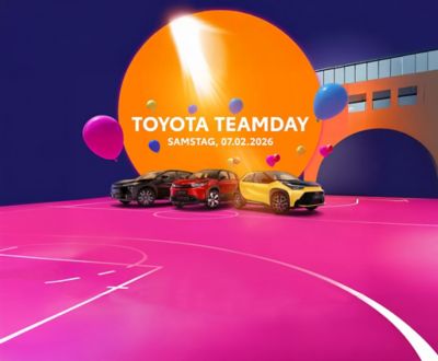 Grafik zum „Toyota Teamday“ am Samstag, 07.02.2026, mit drei Toyota Fahrzeugen vor orange-pinkem Hintergrund und schwebenden bunten Ballons.