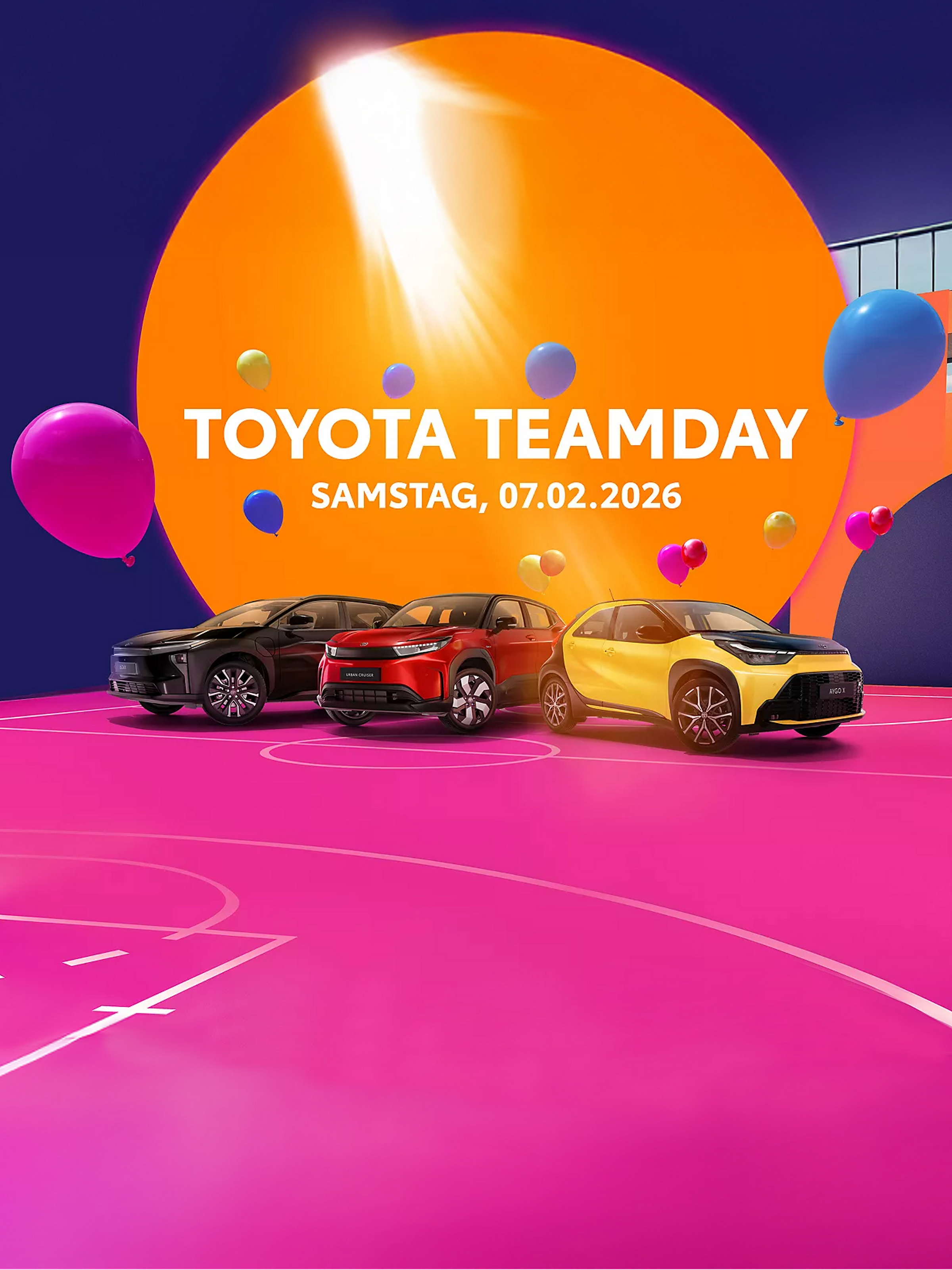 Drei Fahrzeuge von Toyota stehen auf einem pinken Basketballfeld. Die Wände sind in bunten Formen dekoriert.