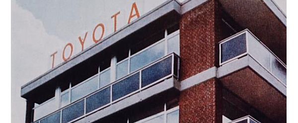Außenansicht eines Gebäudes mit Toyota Schriftzug auf dem Dach