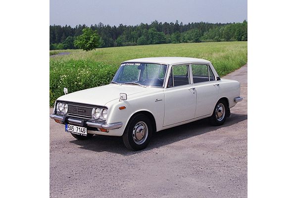 Toyota Corona z 60. let doprovodí jízdu veteránů z Prahy do Ósaky