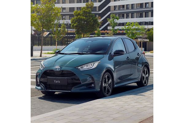 Zaparkowana Toyota Yaris na tle budynku i drzew
