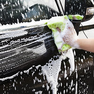 Auto waschen: Besser in der Waschanlage als per Hand