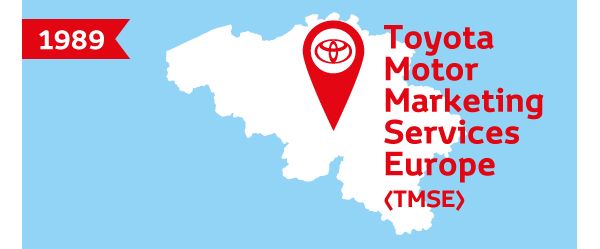 Illustration: Umrisse Belgiens, darauf ein roter Pin mit Toyota Logo und Schriftzug „Toyota Motor Marketing Services Europe“, links oben die Jahreszahl „1989“