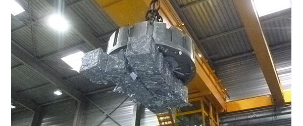 Magnet carrying steel scrap bales