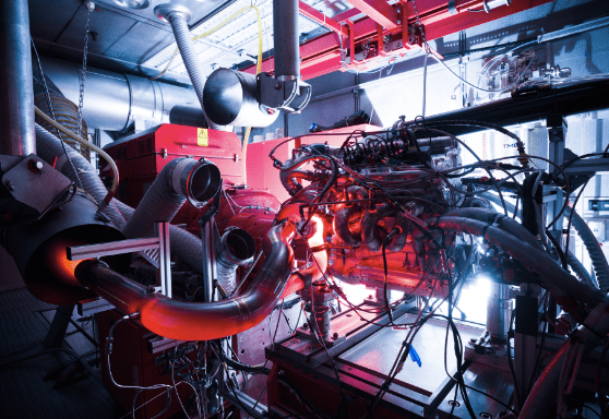 Silnik podczas testów w laboratorium.