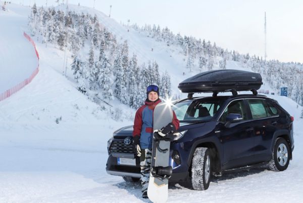 Lumilautailija Matti Suur-Hamari ja Toyota RAV4