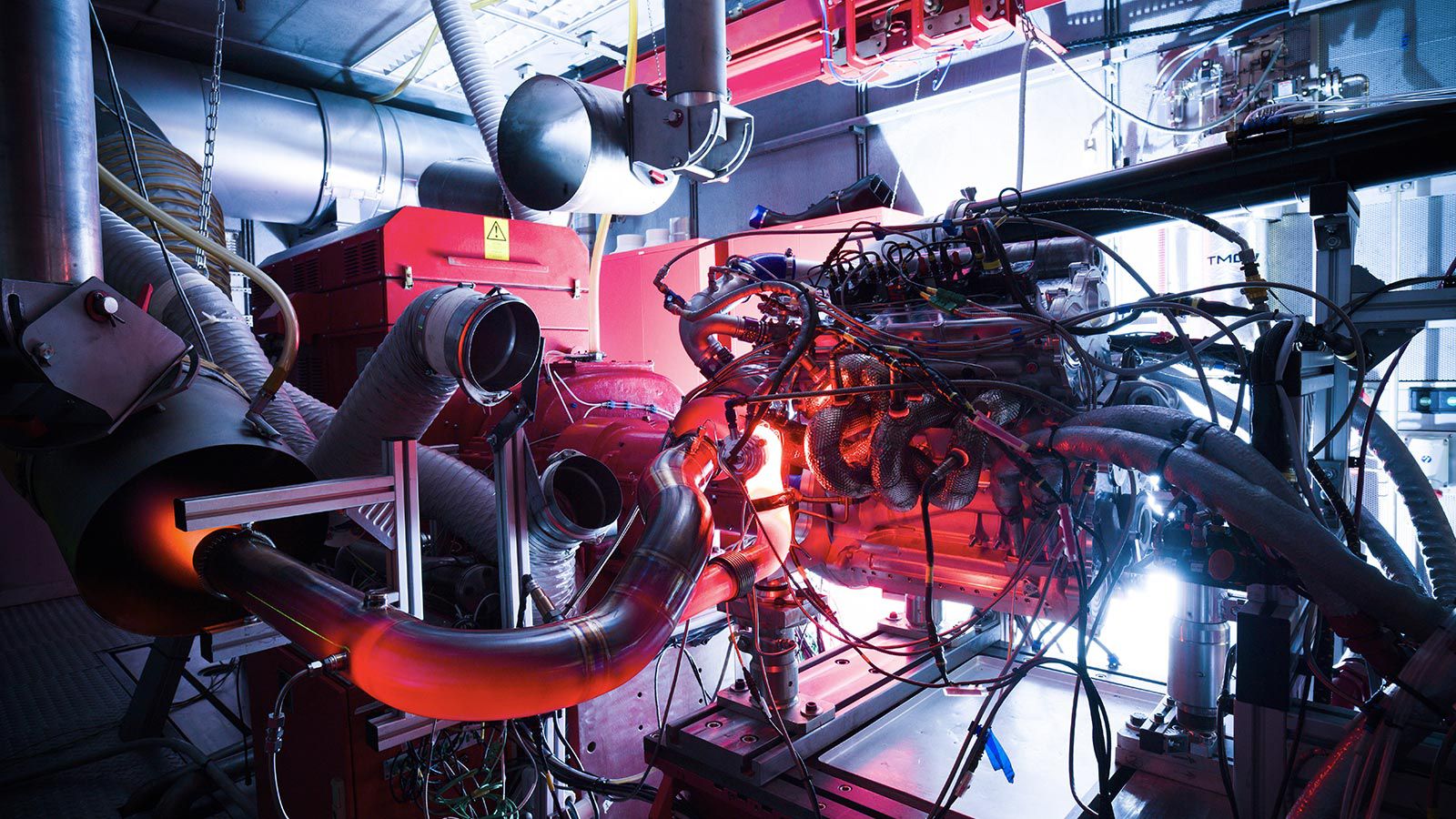 Silnik podczas testów w laboratorium.