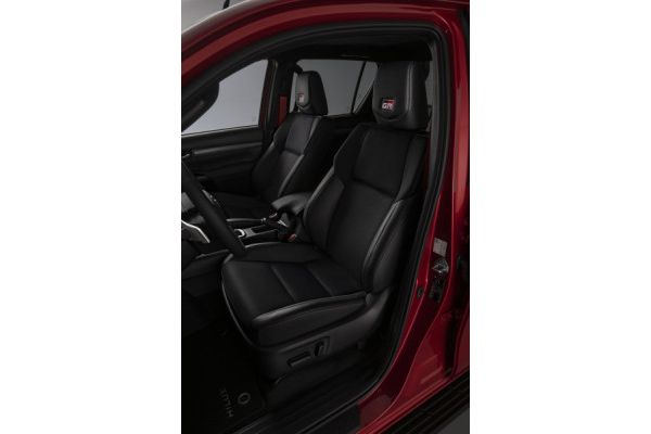 500_2023-hiluxgrsportinteriordetails3