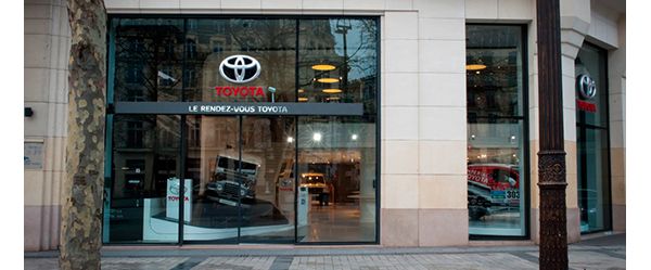 Schaufenster eines französischen Toyota Autohauses in Innenstadtlage mit Fahrzeugen im Inneren