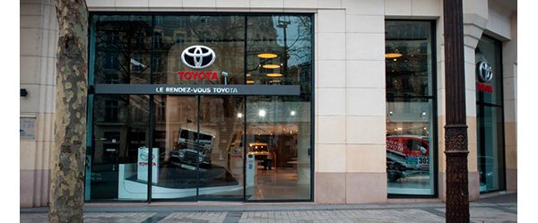 Schaufenster eines Toyota Autohändlers