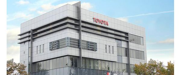 Modernes graues Bürogebäude mit rotem Toyota Schriftzug