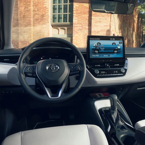 Toyota araç içinde modern bir gösterge paneli ve enerji monitörü ekranı