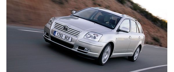 Silbergrauer Toyota Avensis von 2003 während der Fahrt schräg von vorn fotografiert