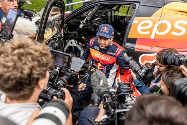 Piloto da equipa Toyota a festejar o seu resultado
