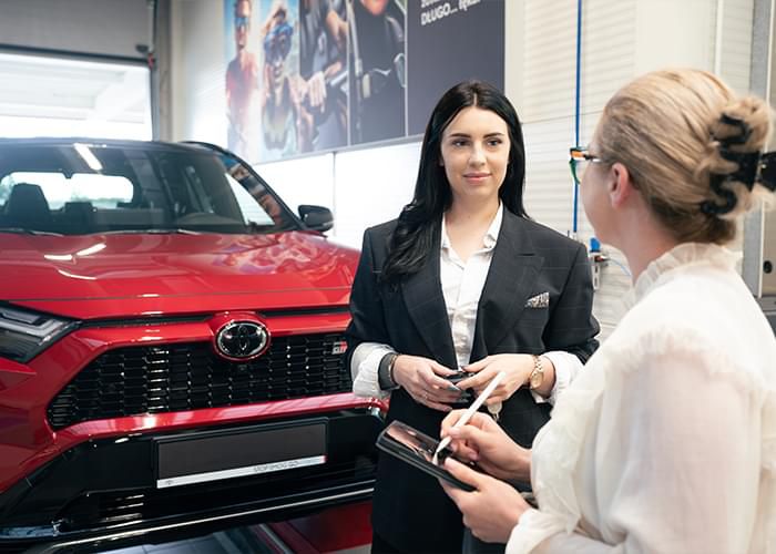 Zbliżenie na klientkę i konsultantkę podczas rozmowy