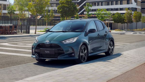 Zaparkowana Toyota Yaris na tle budynku i drzew