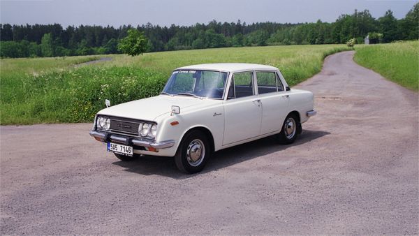 Toyota Corona z 60. let doprovodí jízdu veteránů z Prahy do Ósaky