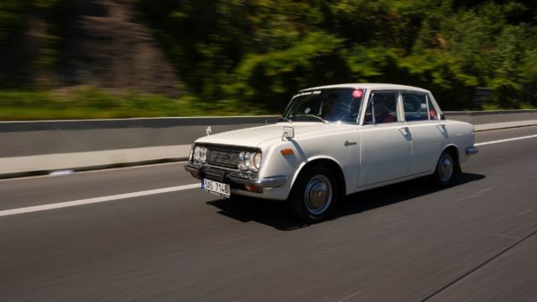 Konvoj 50 let starých aut se vydal z Prahy až do japonské Ósaky