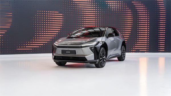 Toyota bZ4X má rychlejší nabíjení, vyšší výkon a delší dojezd