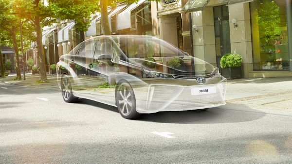 Ein Toyota Mirai, der halb-transparent ist, steht am Straßenrand einer Stadt