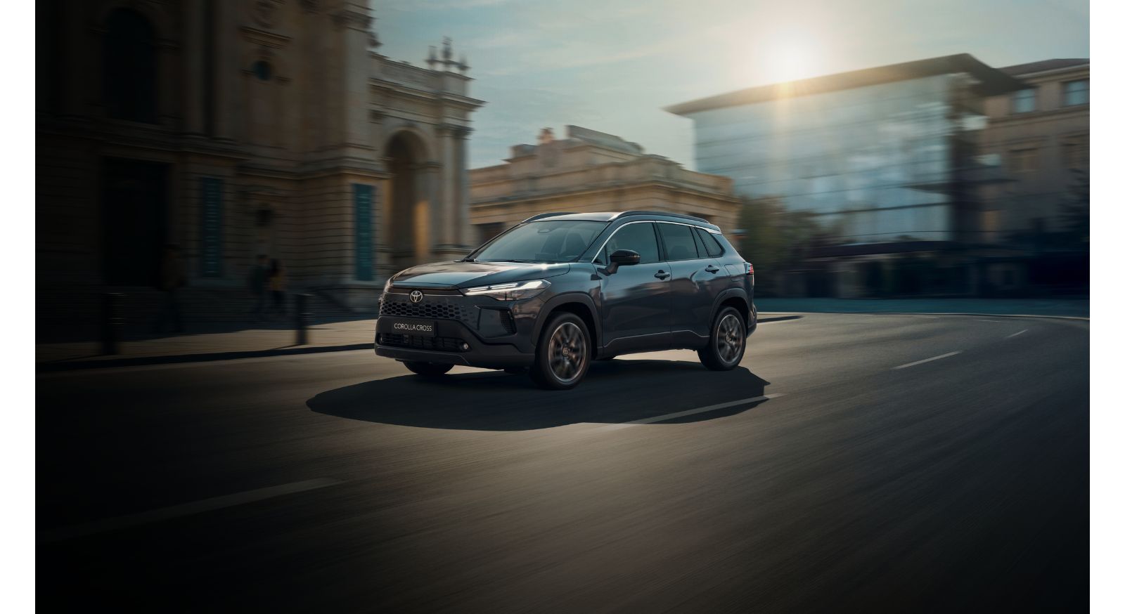 קורולה קרוס SUV היברידי נוסע בעיר