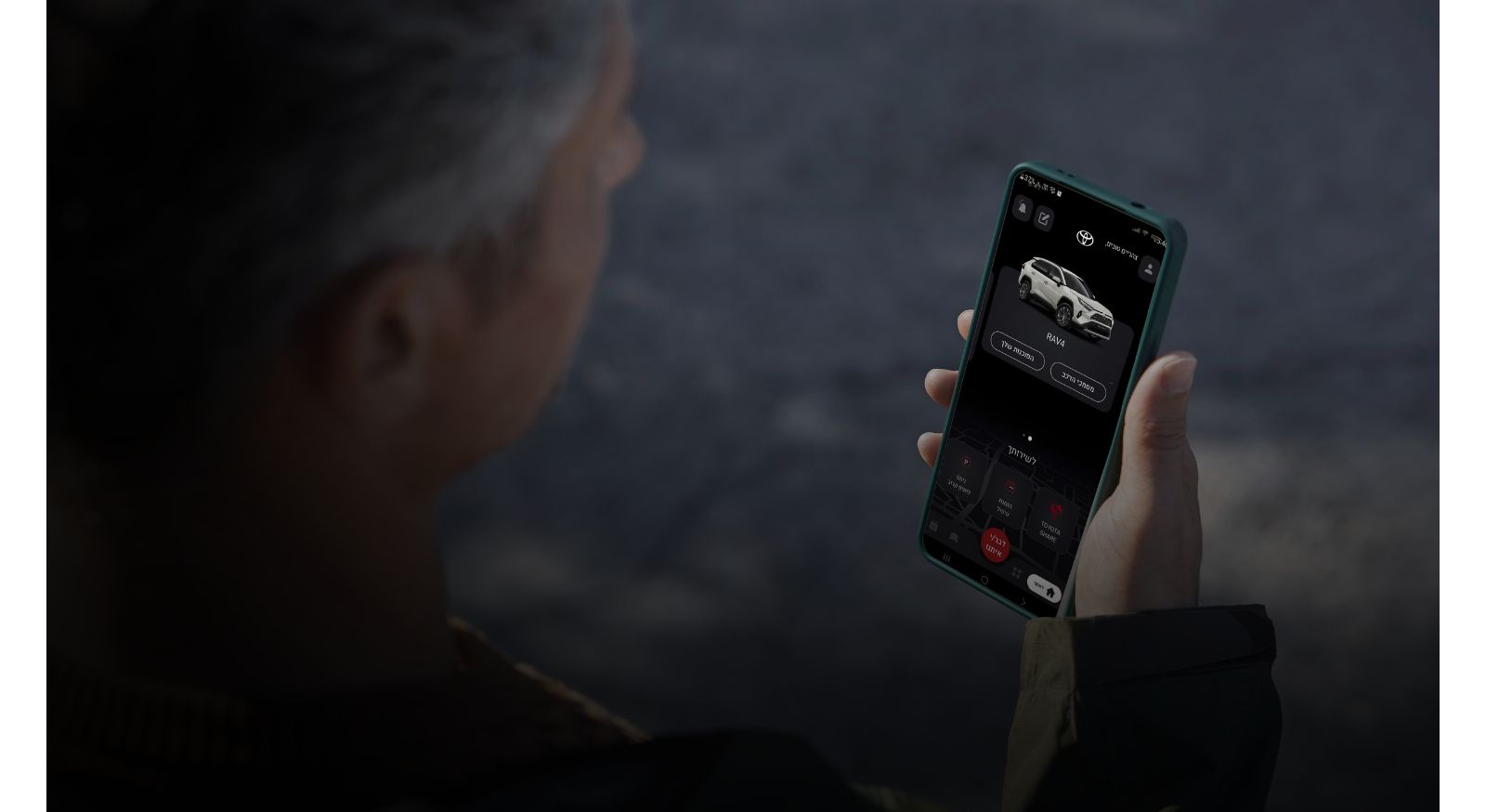 An owner check his hybrid coaching app from their smartphone