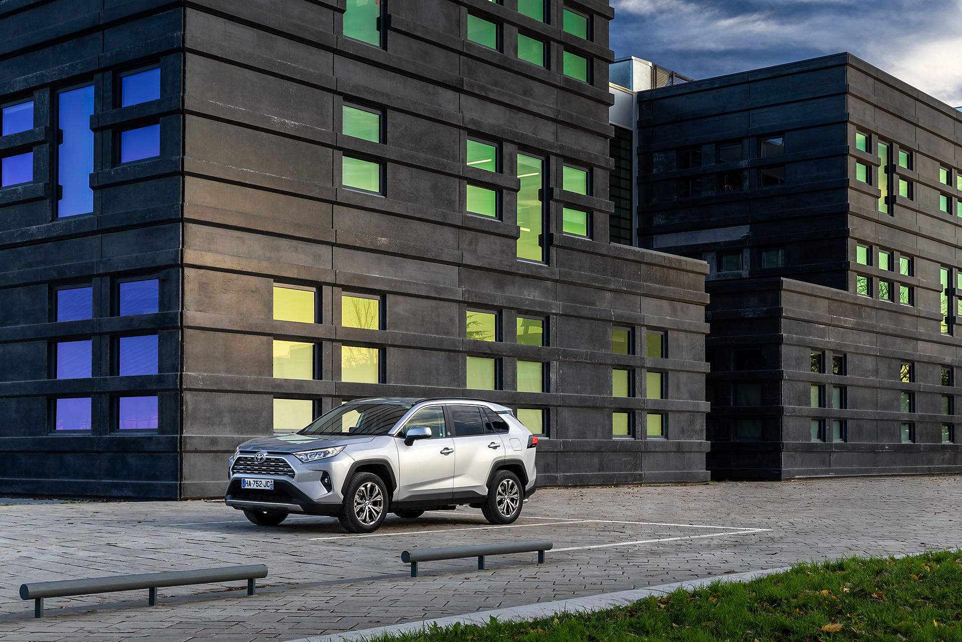 Démonstration de l'espace disponible dans le coffre du Toyota RAV4 Hybride