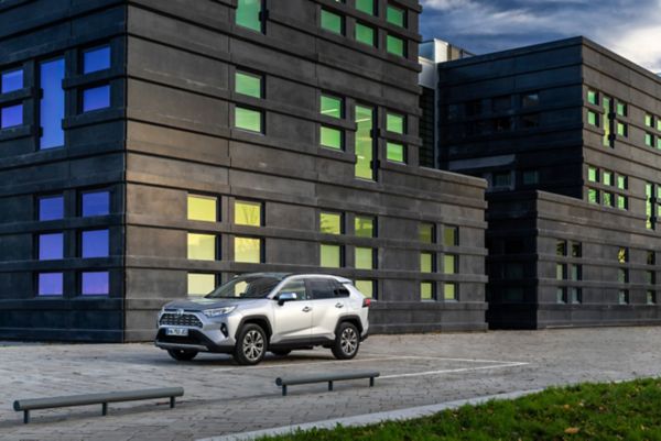 Démonstration de l'espace disponible dans le coffre du Toyota RAV4 Hybride