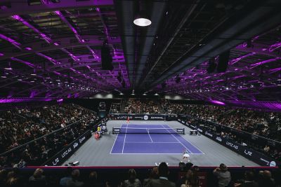 Eine Tennisarena in Linz mit lilafarbenen Lichtern