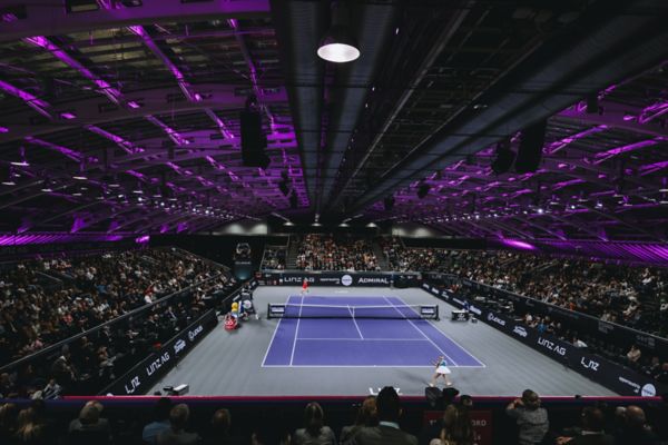 Eine Tennisarena in Linz mit lilafarbenen Lichtern