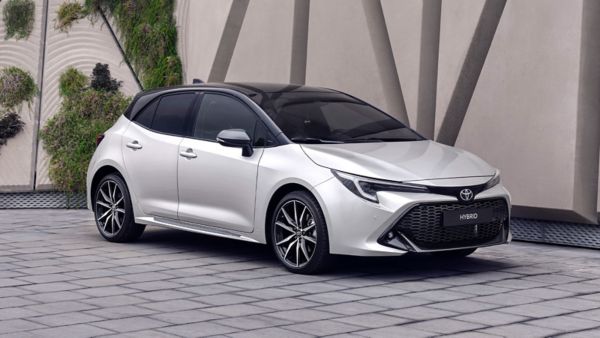 Ein grauer Toyota bZ4X geparkt auf der Einfahrt vor einem modernen Haus