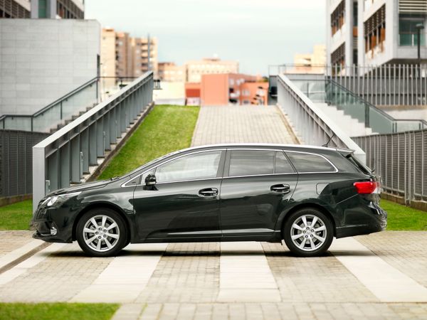 Toyota Avensis musta historiallinen