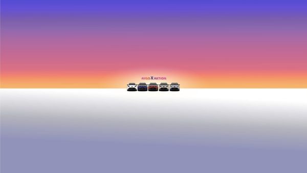 Fünf Toyota Aygo X Modelle nebeneinander vor Sonnenuntergangsverlauf