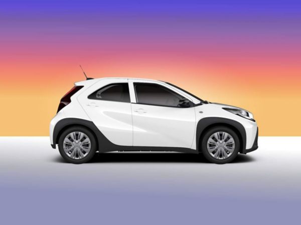 Weißer Aygo X in Seitenansicht vor Verlauf in Orange-Lila.