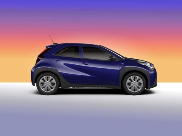 Blauer Aygo X in Seitenansicht vor Verlauf in Orange-Lila.