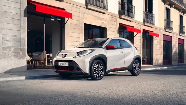 страничен изглед на бял AYGO X